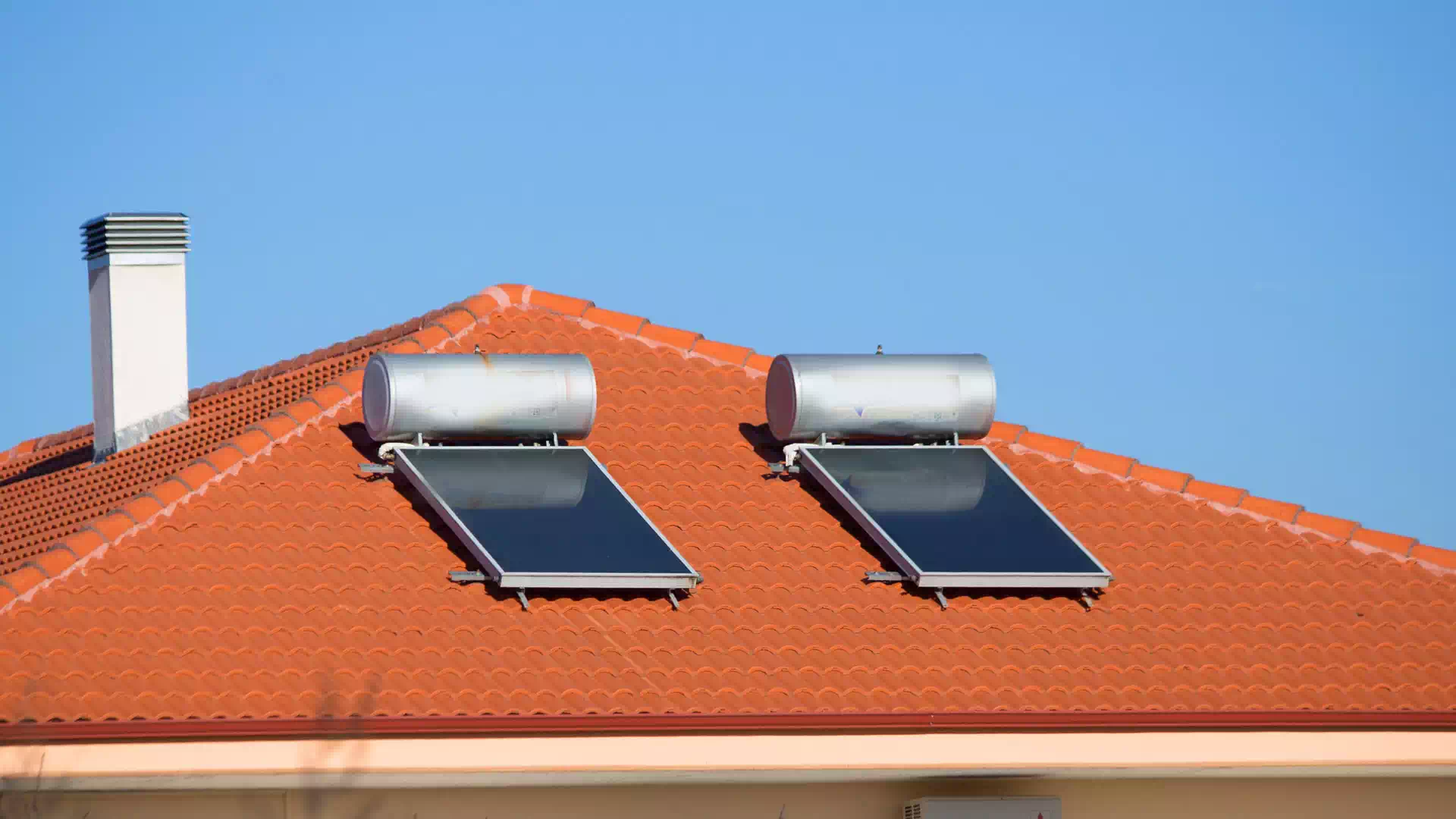 Installazione di pannelli solari termici sul tetto di casa a Bologna