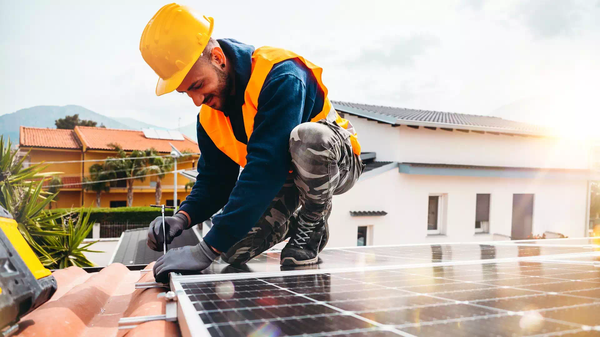 Installazione di un impianto fotovoltaico sul tetto di casa a Bologna