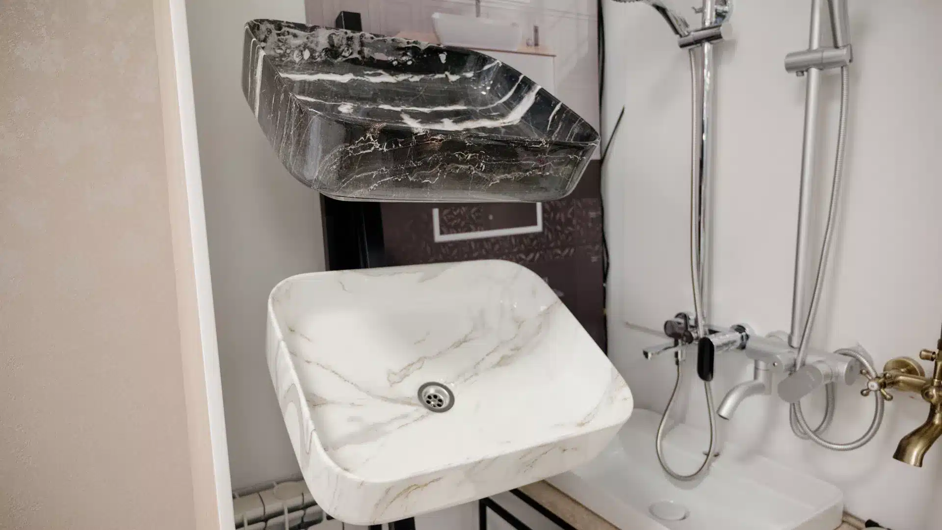 Negozio di sanitari per il bagno di casa con lavabi in ceramica in vendita per Bologna