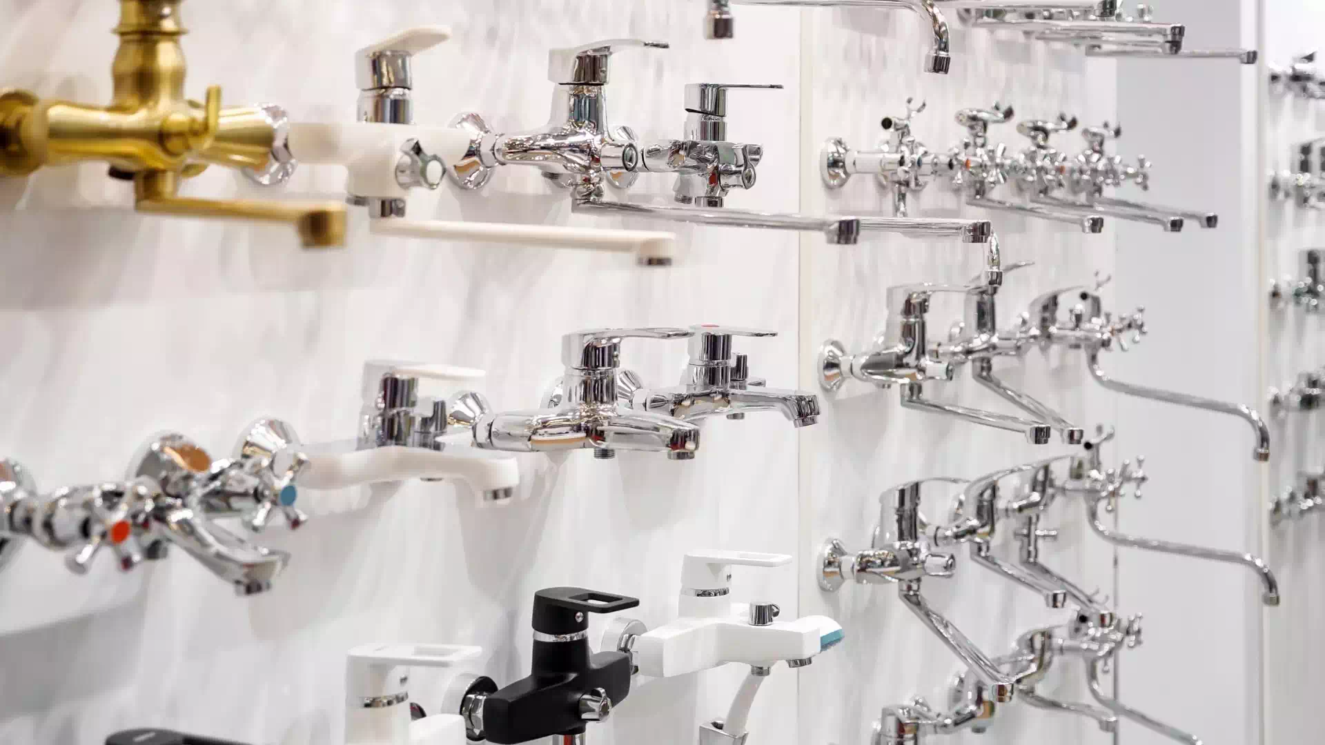 Rubinetti per bagno e cucina del magazzino fornito di articoli tecnici di GRUPPPO EUROGROS in vendita a Bologna