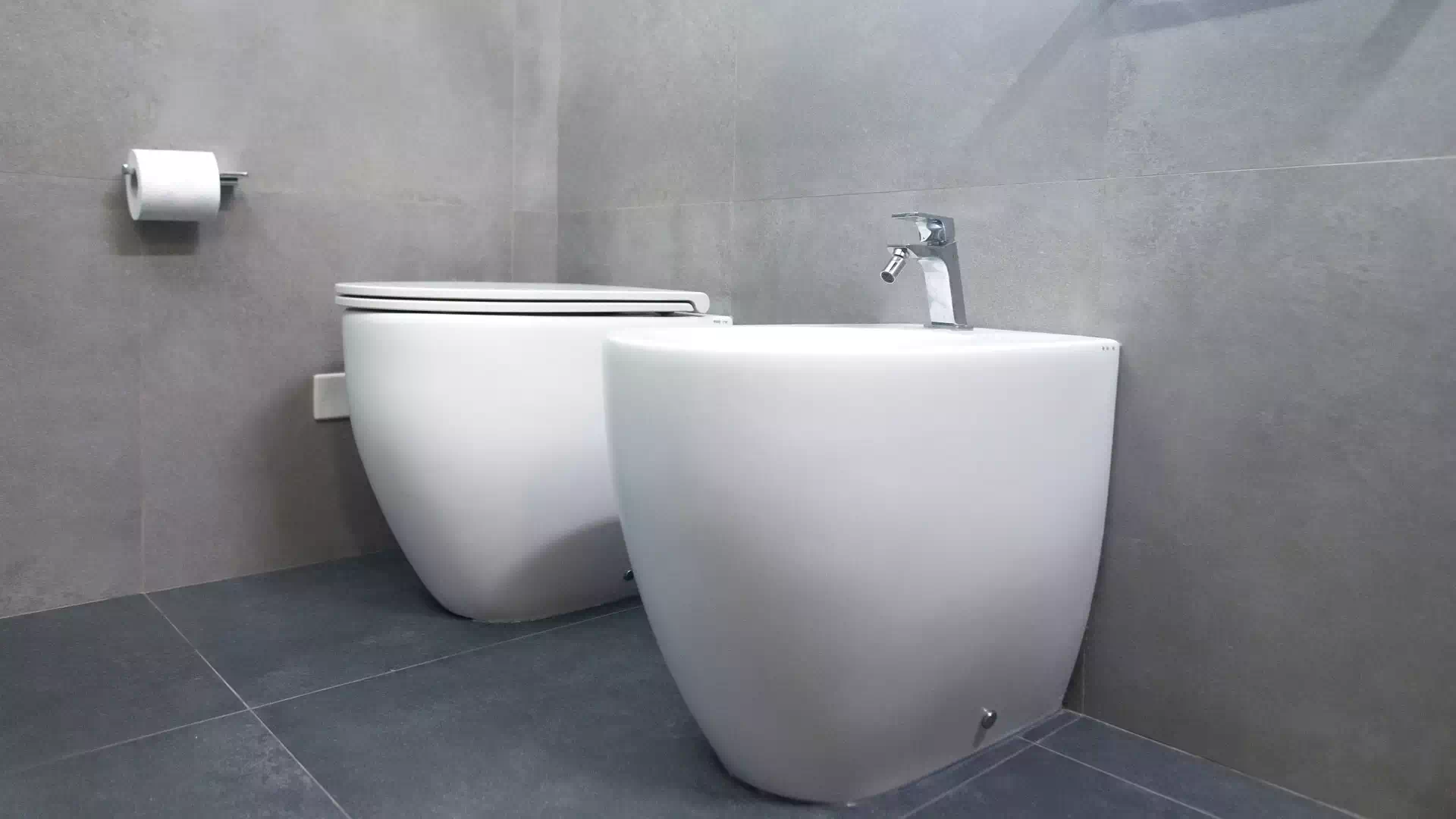 Sanitari con bidet e WC bianchi moderni con design a filo muro per l’installazione nei bagni a Bologna
