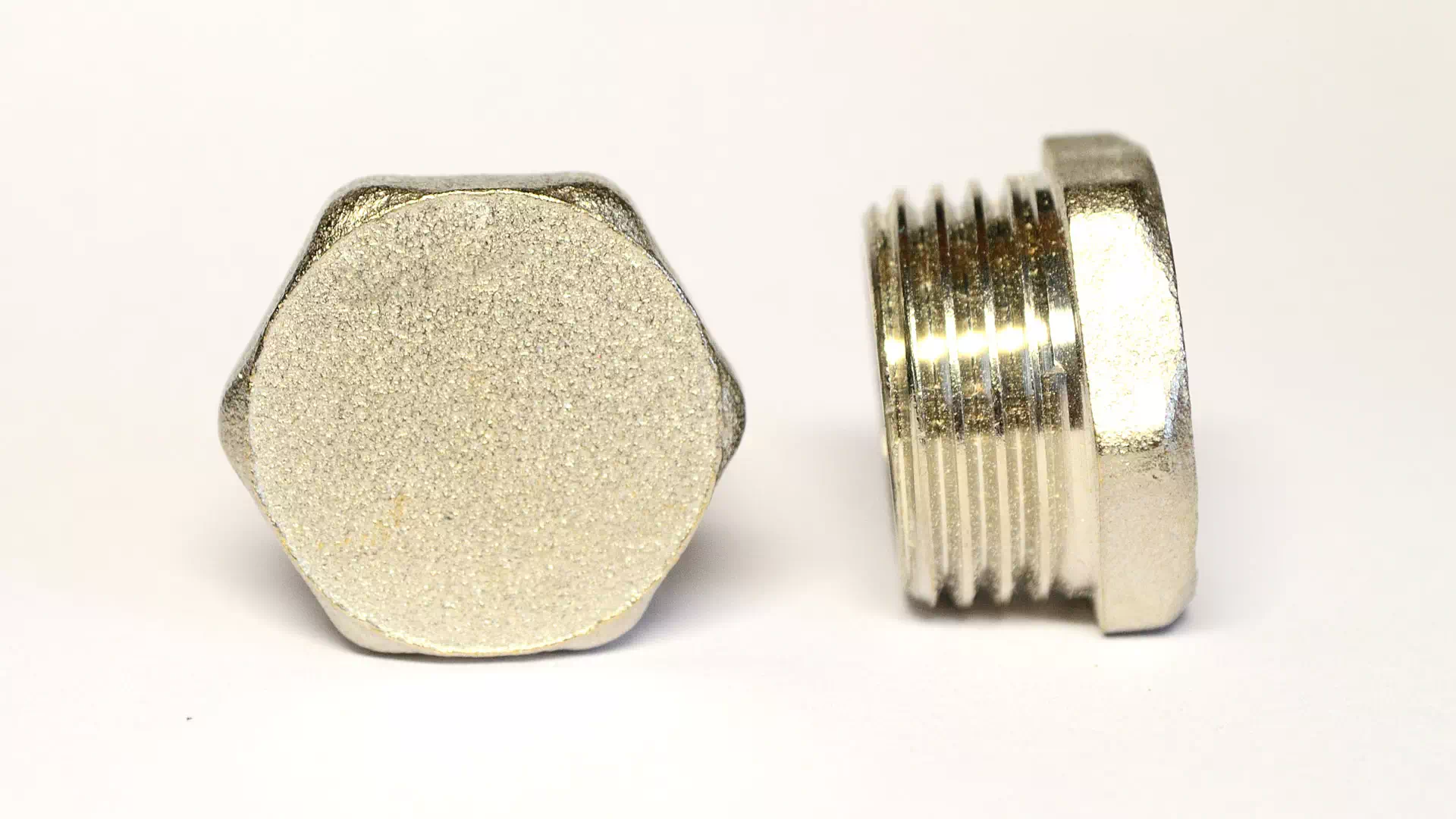 Tappi idraulici zincati del magazzino a Bologna per la vendita all’ingrosso di ricambi idraulici