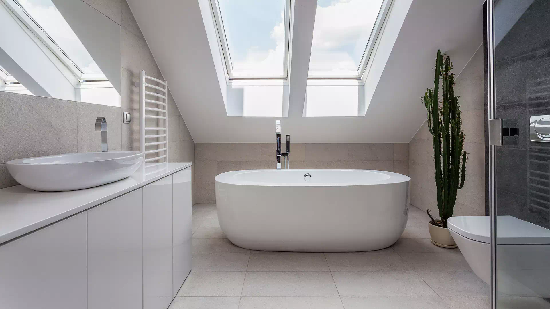 Vasca freestanding bianca e box doccia in vetro dello showroom di GRUPPO EUROGROS a Bologna