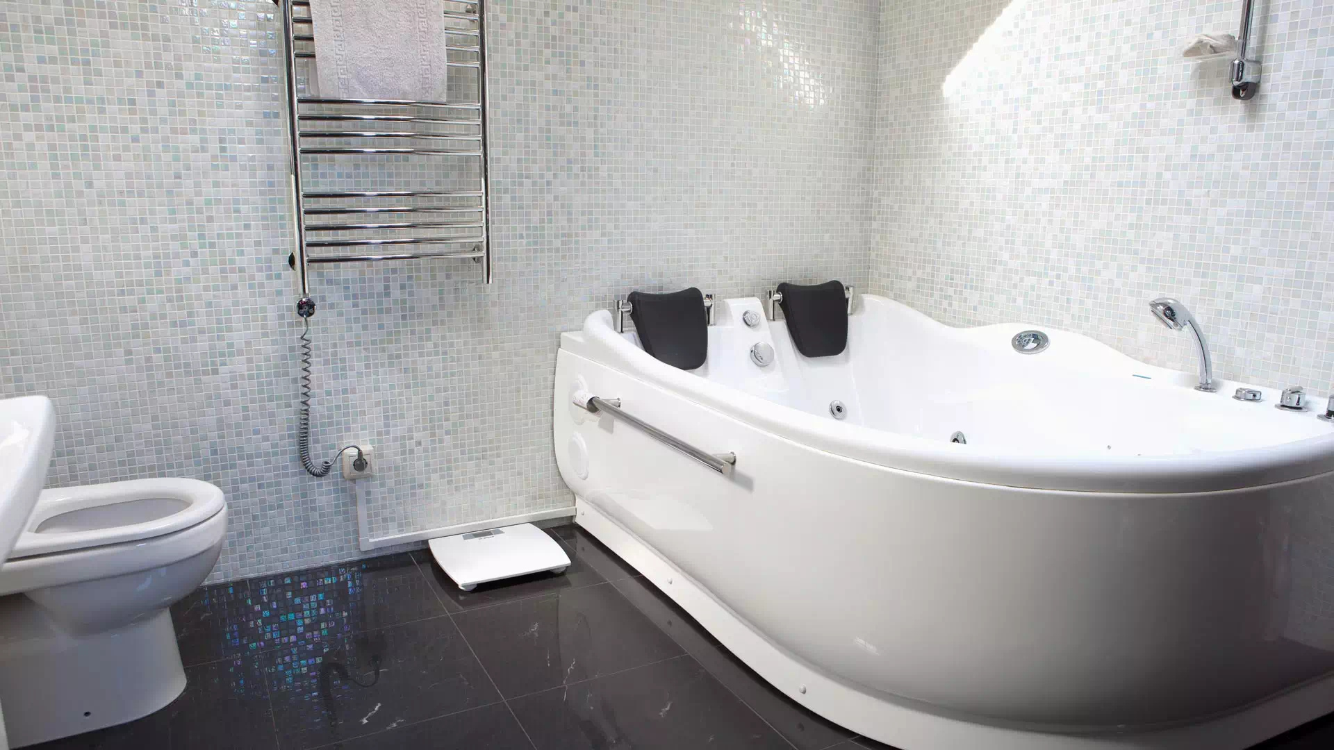 Vasca idromassaggio per interni del bagno in vendita a Bologna nel negozio di GRUPPO EUROGROS