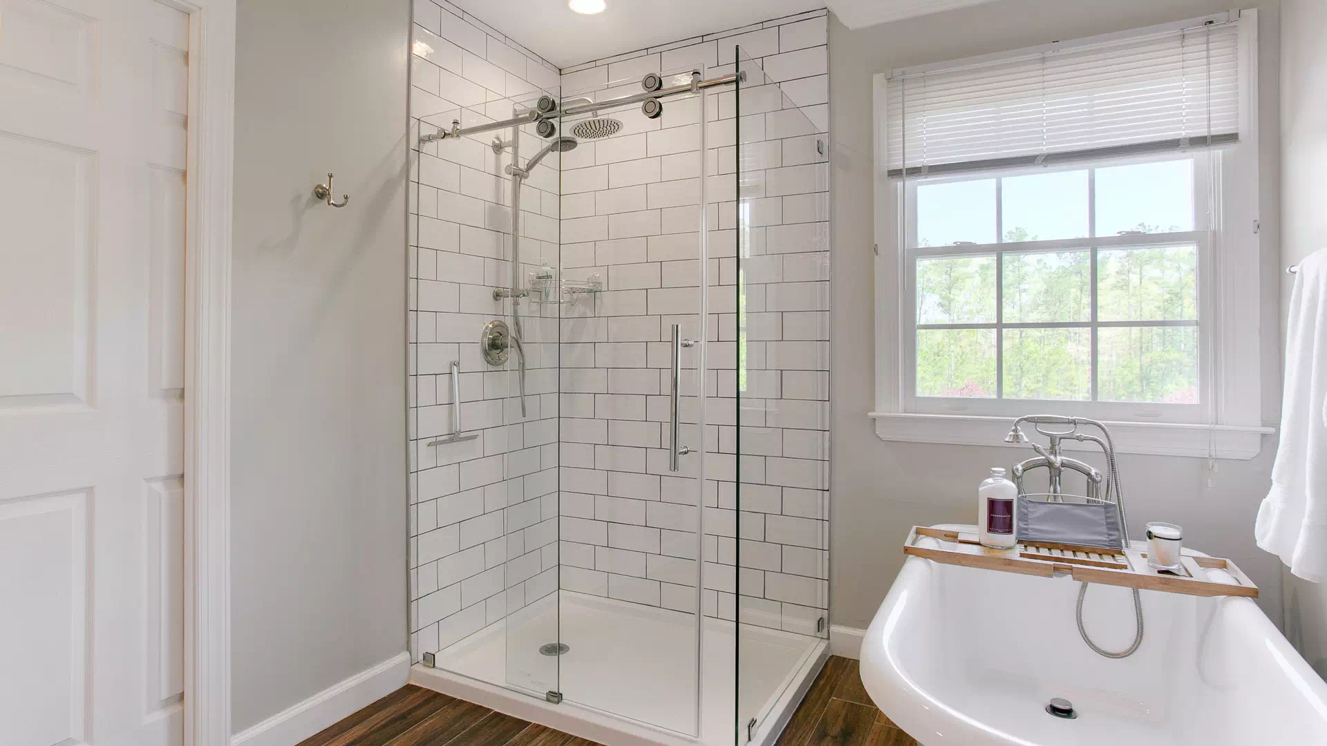 Vendita di box doccia e vasche da bagno moderne per rifare il bagno a Bologna