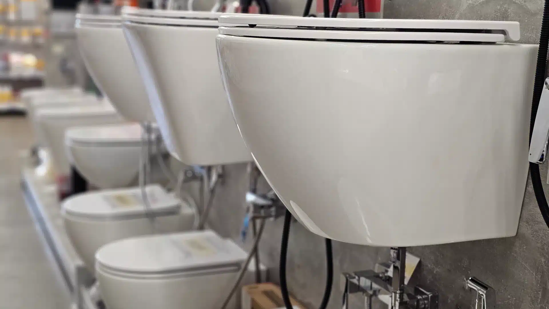 WC a filo muro bianchi e WC sospesi in esposizione a Bologna nel negozio di GRUPPO EUROGROS